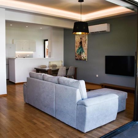 Βright Walled Designed Apt In Glyfada Center أثينا المظهر الخارجي الصورة
