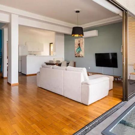 Βright Walled Designed Apt In Glyfada Center أثينا المظهر الخارجي الصورة
