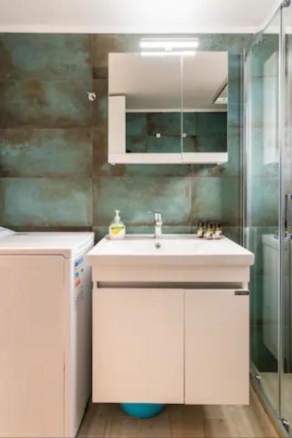 Βright Walled Designed Apt In Glyfada Center أثينا المظهر الخارجي الصورة